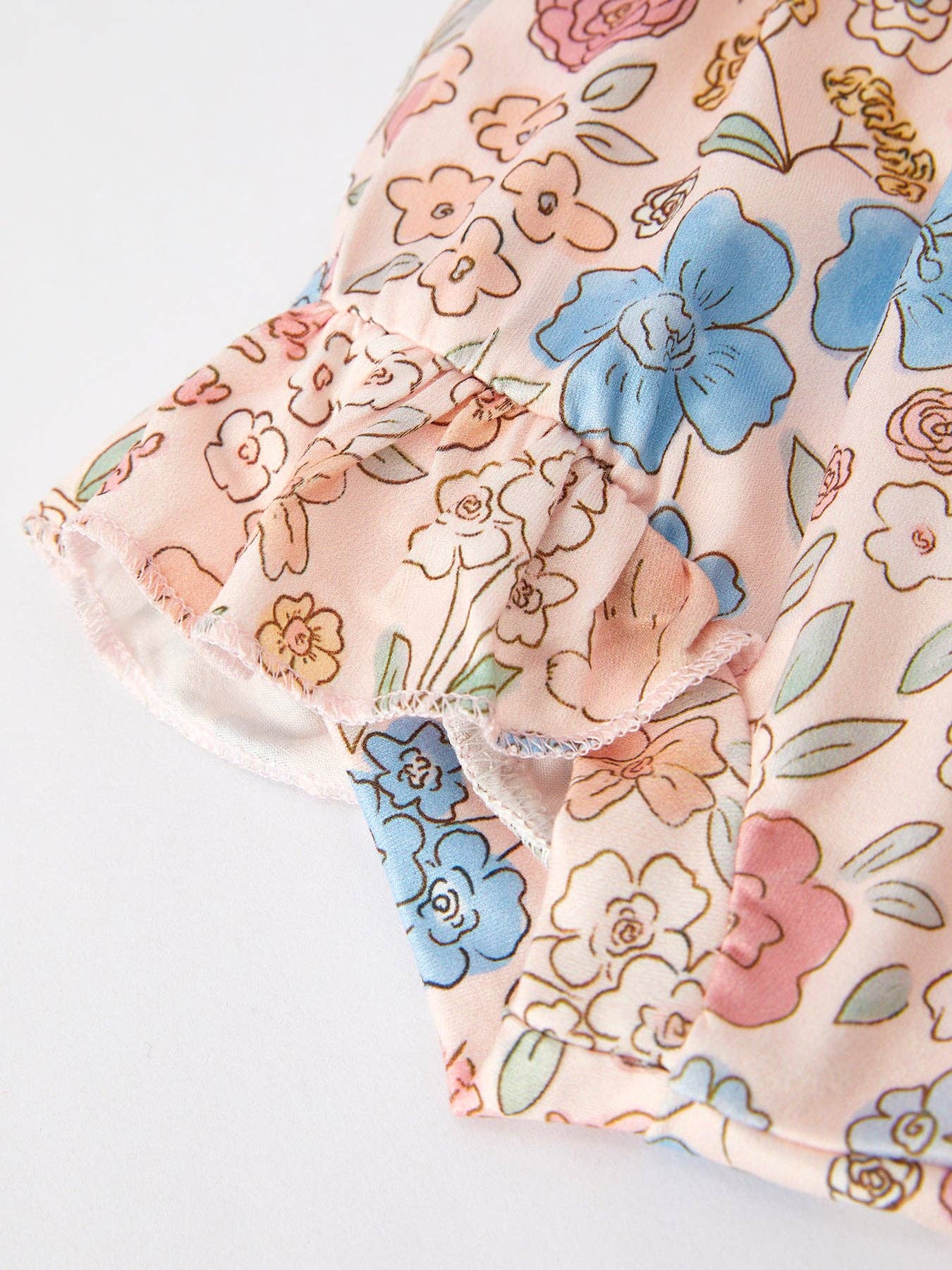 Rylee Faith Designs – wholesale Klädesset - Baby – Påskblå kaninveckad hängselväst och blommiga bloomers-set4