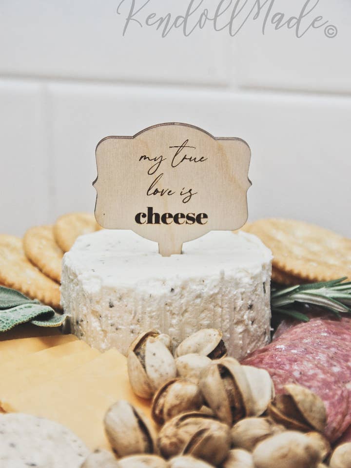 Charcuteriudvalg – Indgraveret træostebræt dekoration for engroshandel hos KendollMade