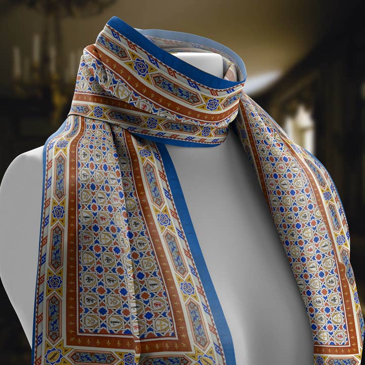 Castello Delle Serre Medieval Toscan Splendor, luxueuse écharpe longue et cache-tête bohème, fabriquée sur commande, fabriquée à la main et sans cruauté envers les animaux pour la vente par Ebon et Noir LLC