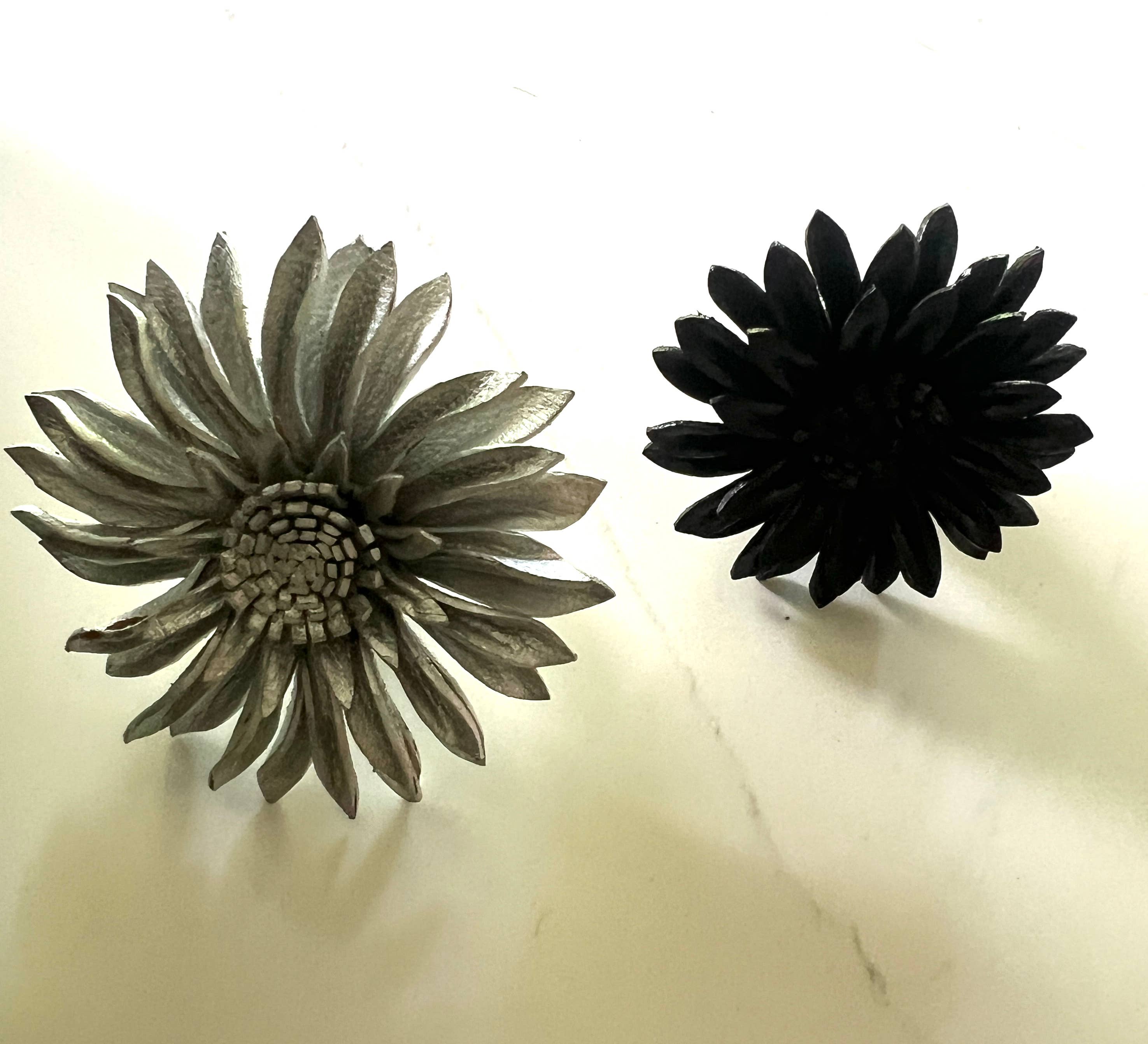 Erik & Mike – wholesale Cocktail/Statement Ring – Blomring Läder solros justerbar ring Silver2