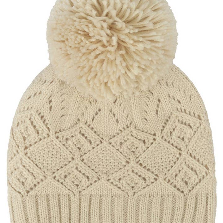 Gorro sólido con pompón de hilo y patrón de encaje de diamante C.C. para venta al por mayor de Madeline Love
