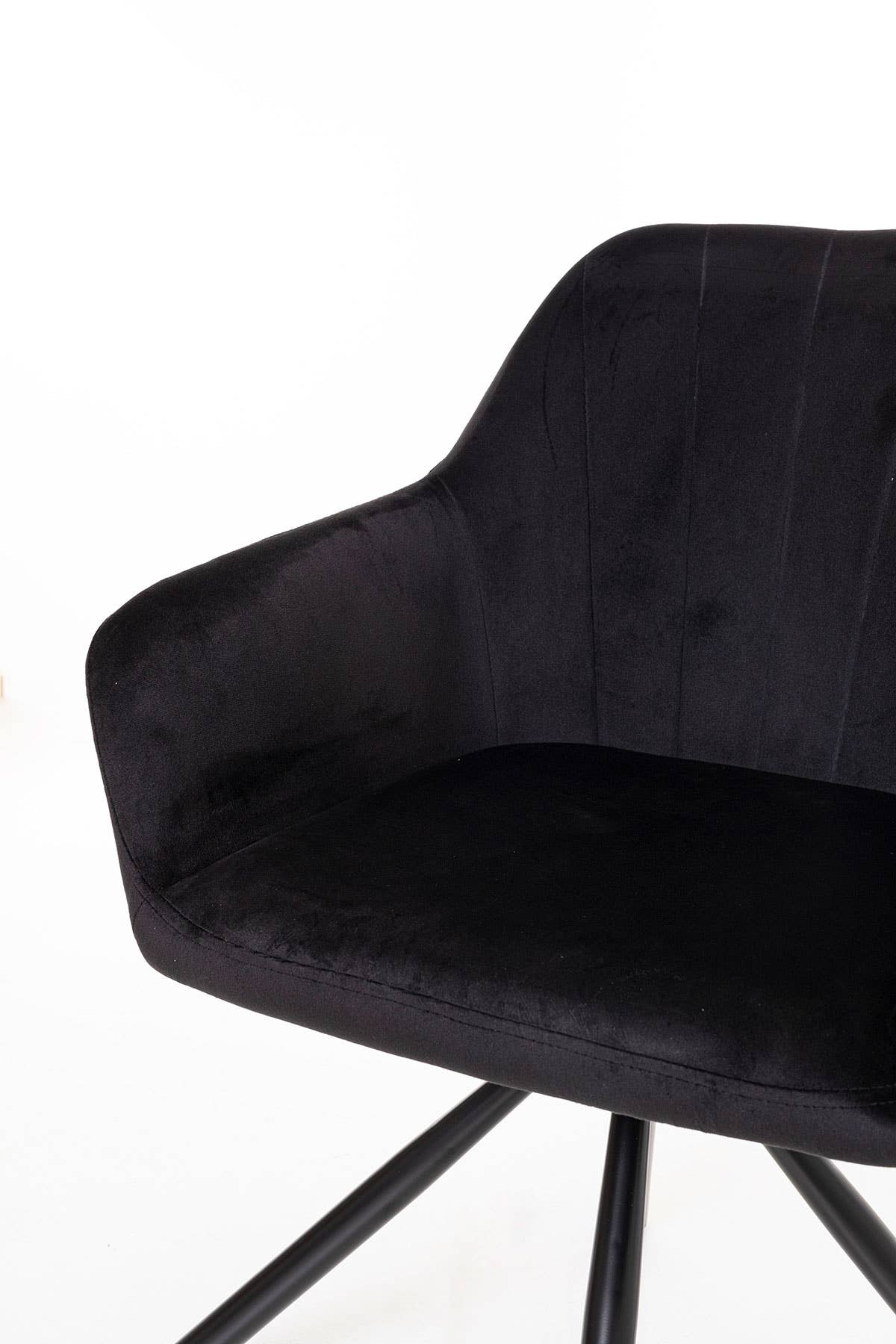 Gdeco – Engroshandel Stol – Claire drejestol med 360º swivel, sort polstring og sorte ben1