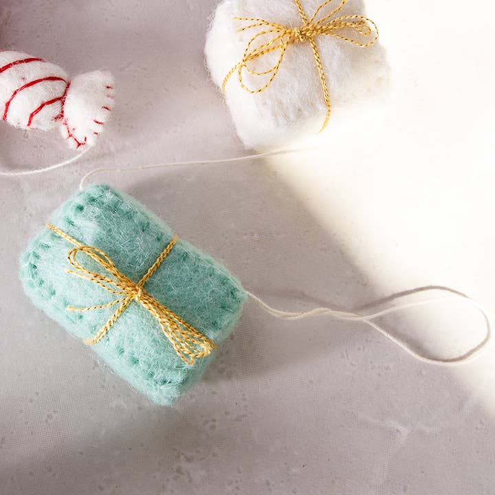 Global Goods Partners - Wholesale Bunting/Garland - Felt Gift Package Presents Garland3