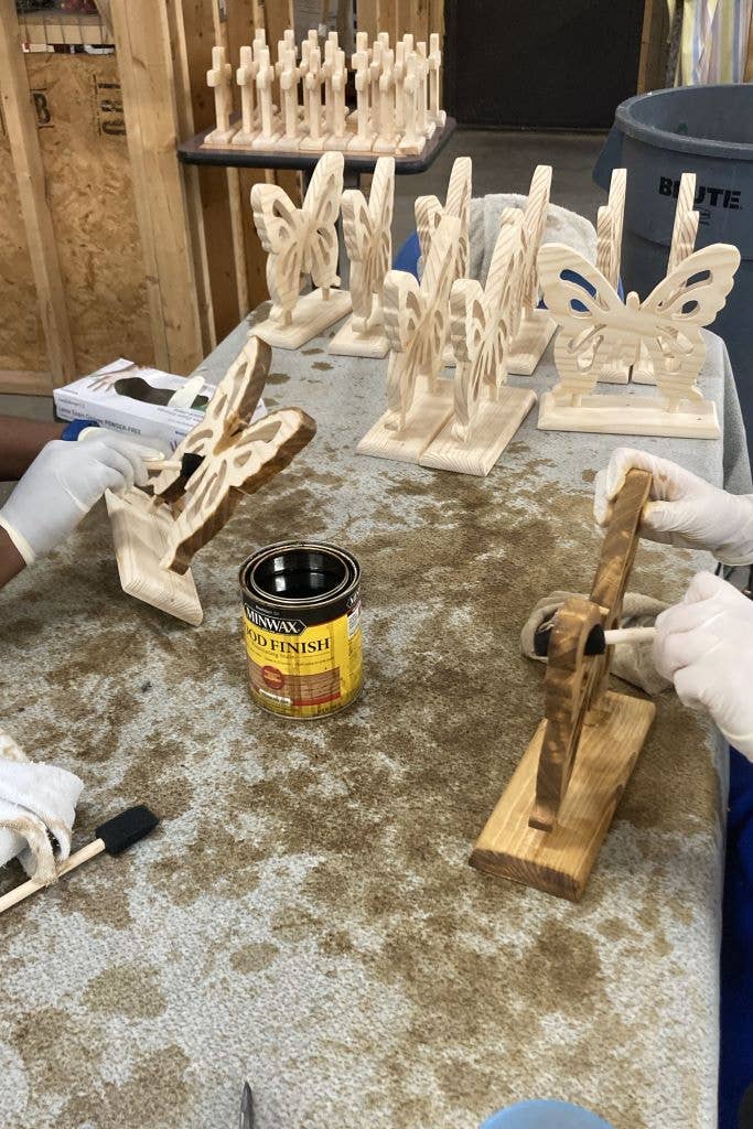 Crowned Free – wholesale Dekorativt bordsobjekt – New Day Wood Decor - Tillverkad av Survivors5