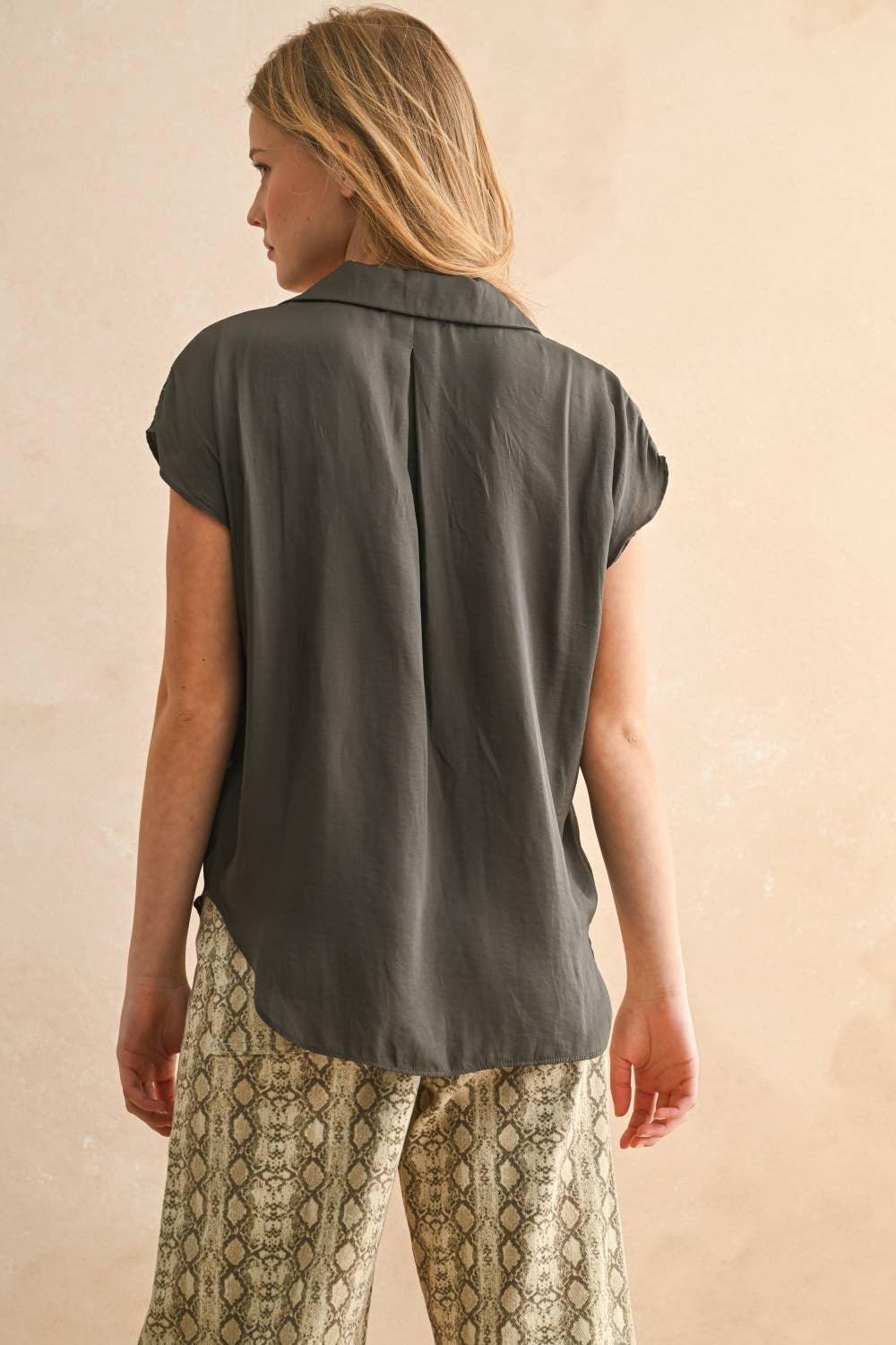 MIOU MUSE – Großhandel Hemd mit Button-down-Kragen – Damen – MMT1194   KNOPF-DOWN-HEMD MIT KAPPENÄRMELN2