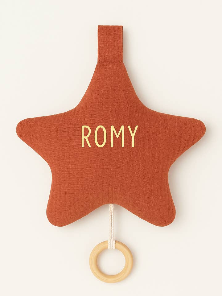 Personalisierbare Stern-Spieluhr für Babys aus terrakottafarbener Baumwollgaze für den Großhandel von MAZZANNE