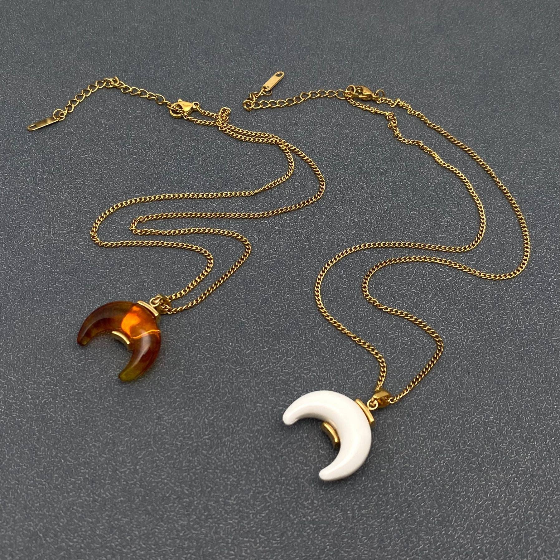 Mio Queena - Vendita all'ingrosso Collana con ciondolo/pendaglio - Collana SS placcata in oro 18 carati con ciondolo a forma di corno in resina zirconica cubica intarsiata -3