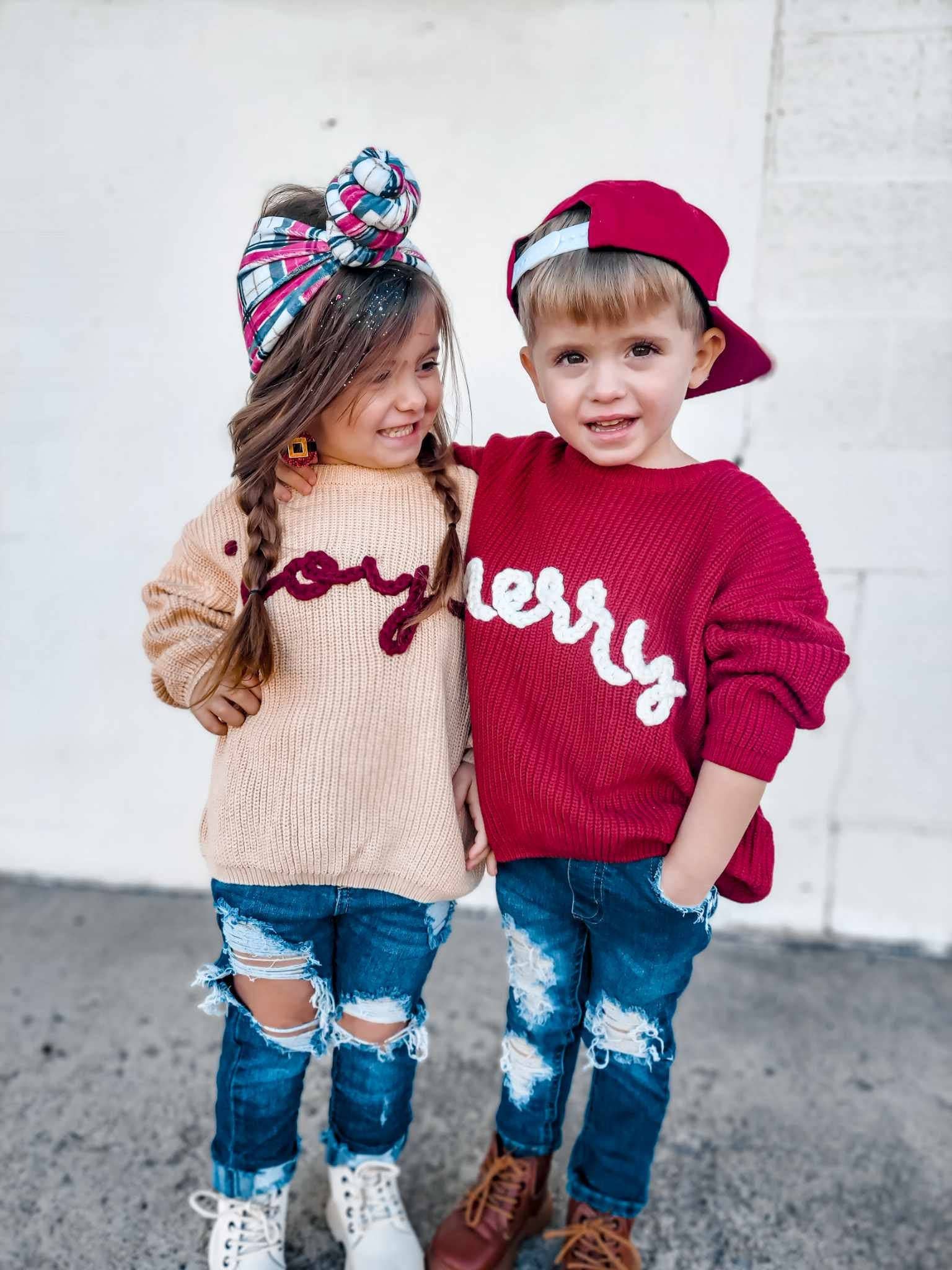 Little Joy Co. – Großhandel Strickpullover – Kinder – Joy Handbestickter Weihnachtspullover - Kleinkindgrößen8
