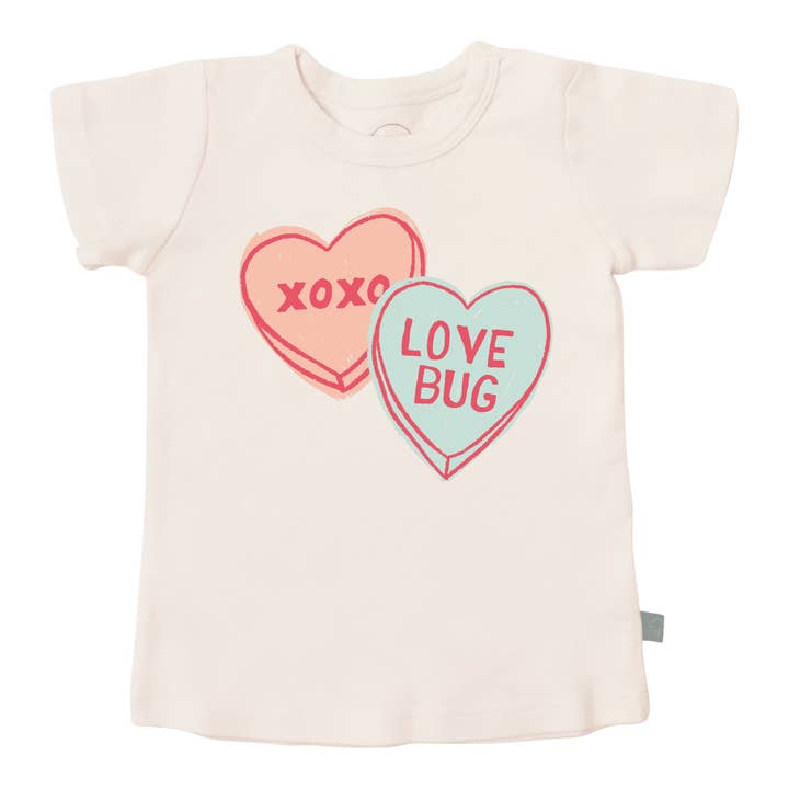 t-shirt graphique enfant tout-petit Saint-Valentin | cœurs en bonbon petit amour pour la vente par Finn + Emma