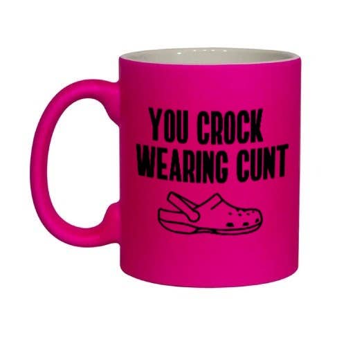 Cheeky Chops Cards & Wanky Candles – Engroshandel Kaffekrus – Rude Krus, Neon Pink -Croc iført kusse - PINKNEONMUG914