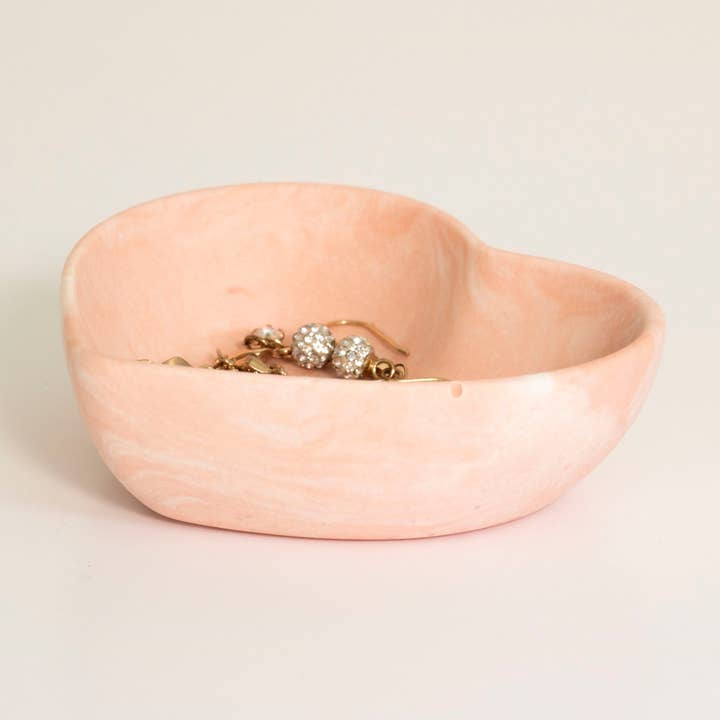 Piatto portagioie a forma di cuore in jesmonite marmorizzato rosa e bianco per la vendita all'ingrosso da parte di Lunar Living