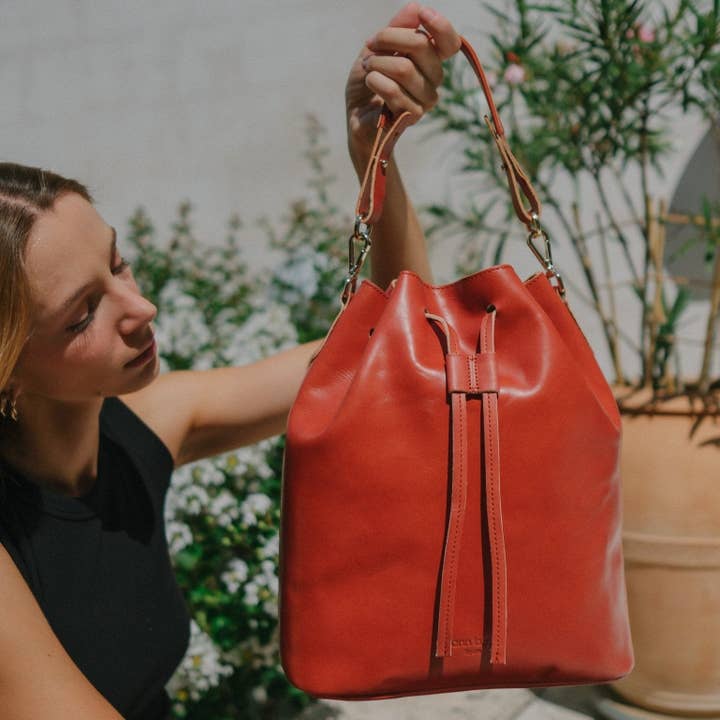 Convertible Saku Bucket Bag – pflanzlich gegerbtes Leder in rauchigem Bernstein für den Großhandel von Ann Kurz
