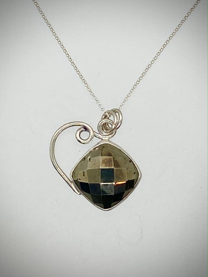 Collier en argent sterling et pyrite facettée pour la vente par Morgan McGeehan Designs