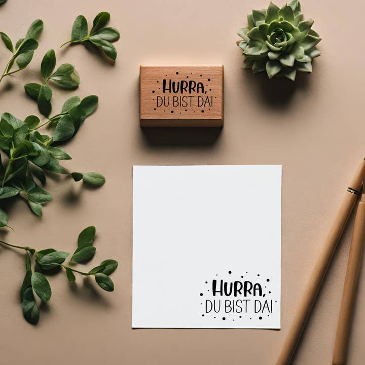 Gummistempel „Hurra, du er der“ for engroshandel hos Handmadeshelter