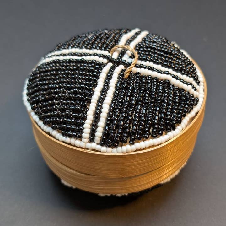 Rund bambulåda med svarta pärlor och vitt kors, 10 cm för wholesale av Pulau