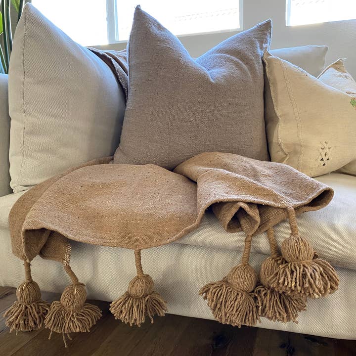 Eclectic Collective - Venta al por mayor Mantas de sofá - Manta de pompón en color marrón4