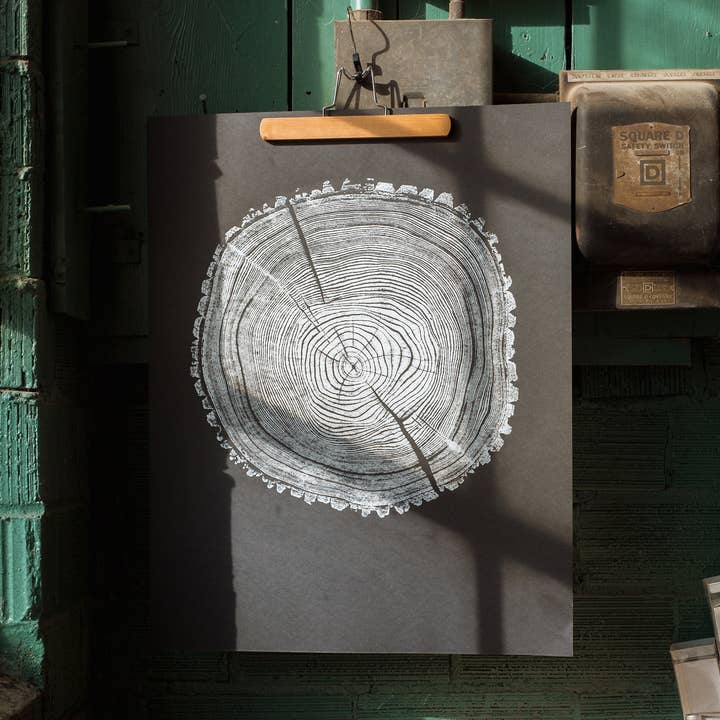 „Ash 81“ Baumdruck - Schwarzes Papier für den Großhandel von HVRNT Studio