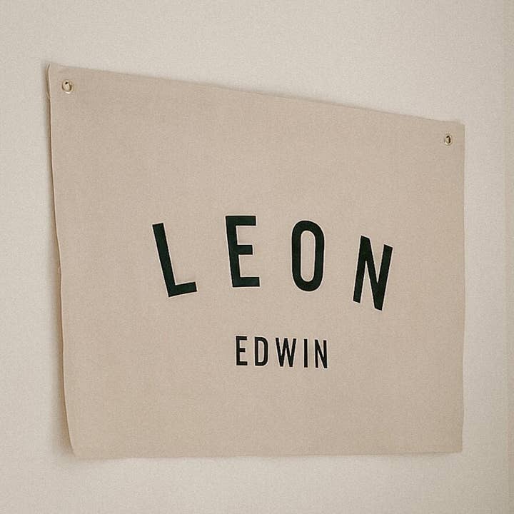 Håndlavet brugerdefineret navn banner - brugerdefineret stof væghængende - L for engroshandel hos Matriarch Handmade