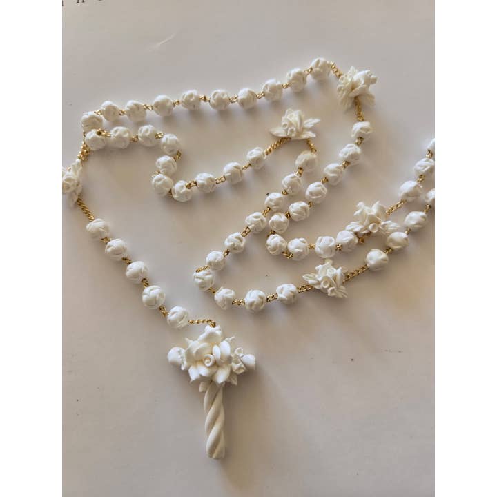 Chapelet en porcelaine blanche avec fleurs blanches pour la vente par Simply Charming