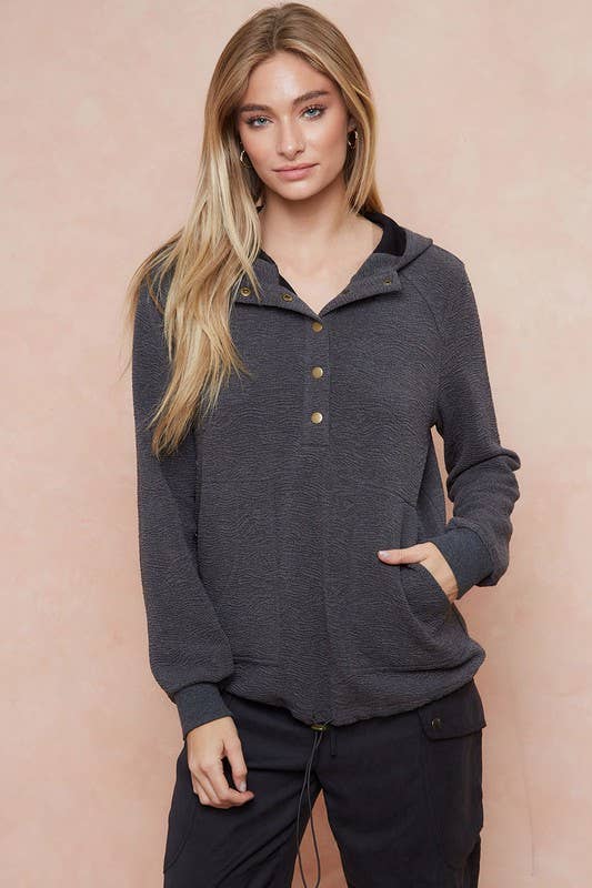 Doe and Rae – Engroshandel Hoodie – Kvinder – Knappet tekstureret hættetrøje m/løbegang - 10092J5