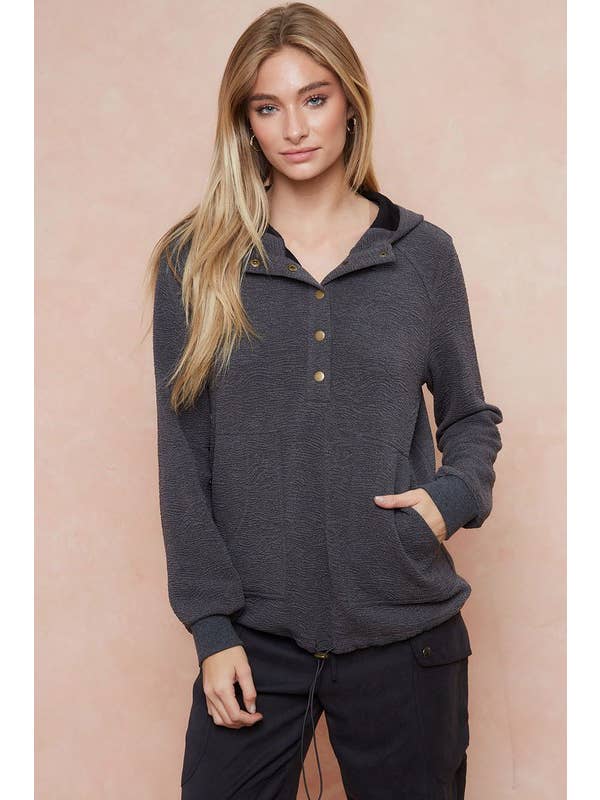 Doe and Rae – Engroshandel Hoodie – Kvinder – Knappet tekstureret hættetrøje m/løbegang - 10092J5