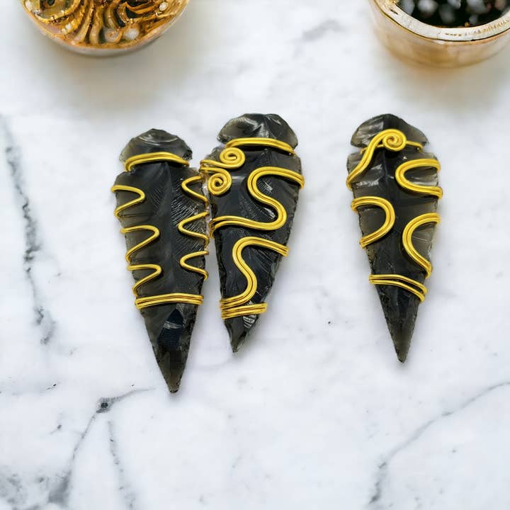 Different Branches - Vente Breloques/médailles personnalisées - Bijou pendentif artisanal en obsidienne et fil d'aluminium en forme de pointe de flèche