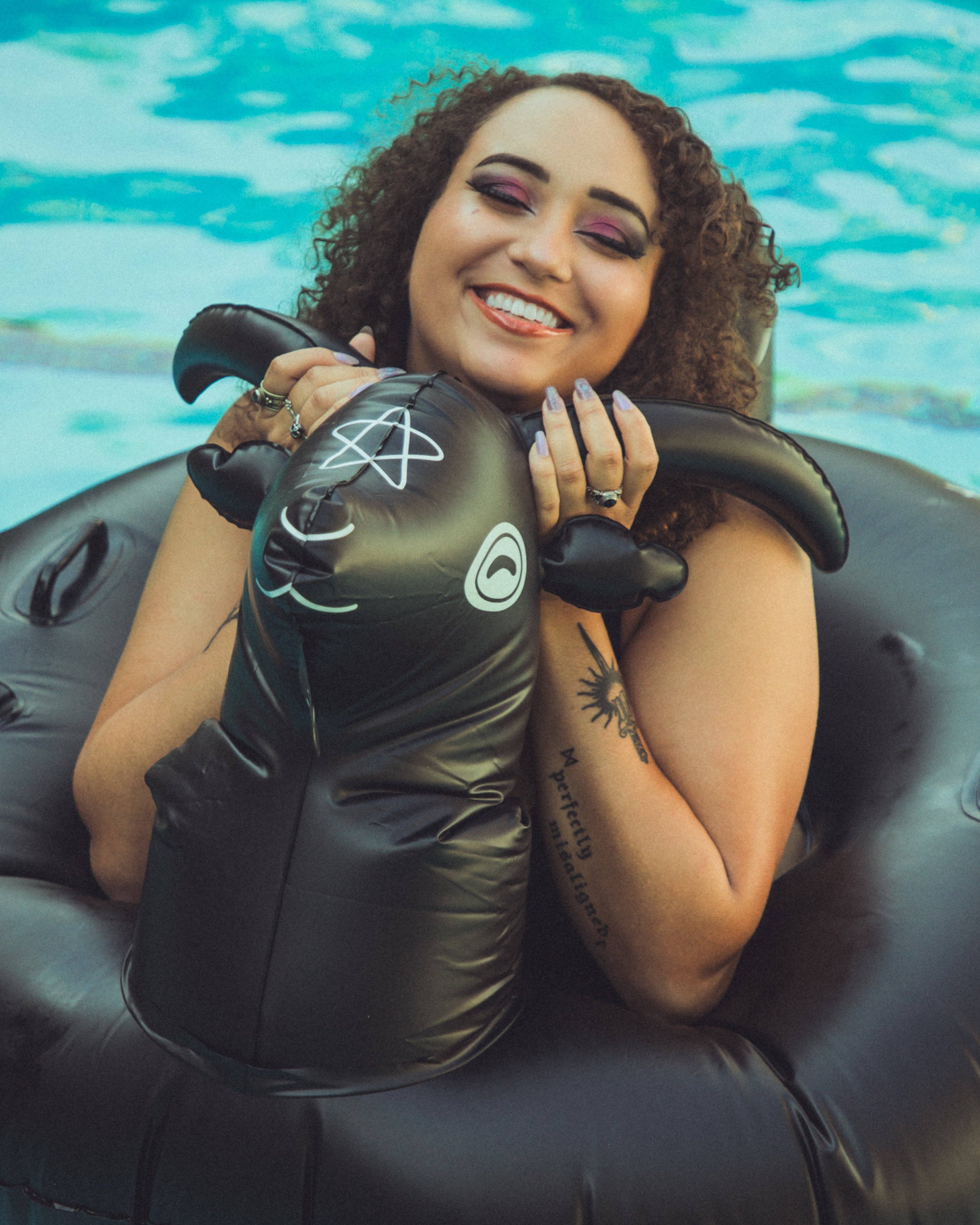 The Pickety Witch - Wholesale Opblaasbaar speelgoed - Black Phillip Goat zwembaddobber - „Heerlijk zwemmen”4