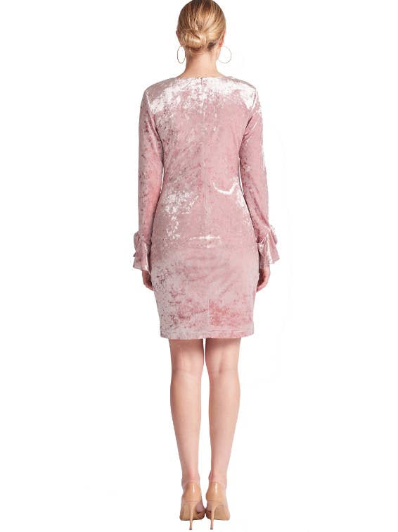 Stieg Kara Dress: Langärmliges Kleid aus Crushed Velvet mit V-Ausschnitt - rosa für den Großhandel auf Faire1