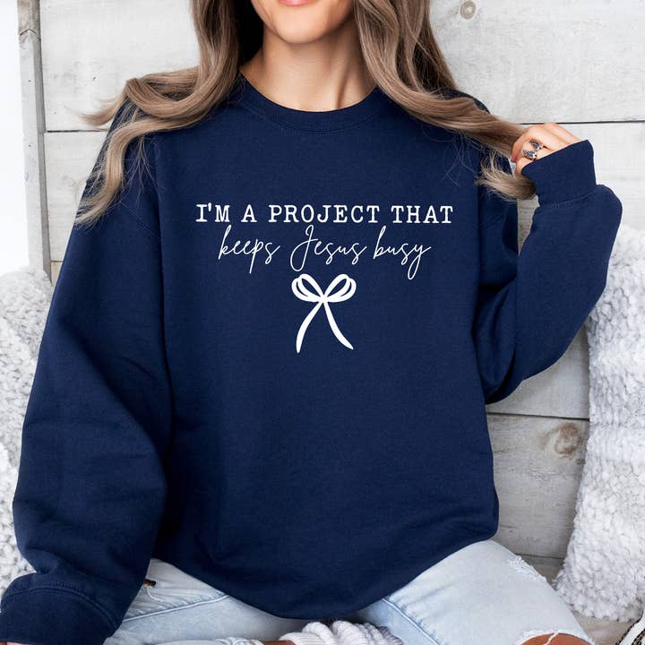 Ich bin ein Projekt, das Jesus beschäftigt, christliches Sweatshirt. für den Großhandel von Down Home Tees