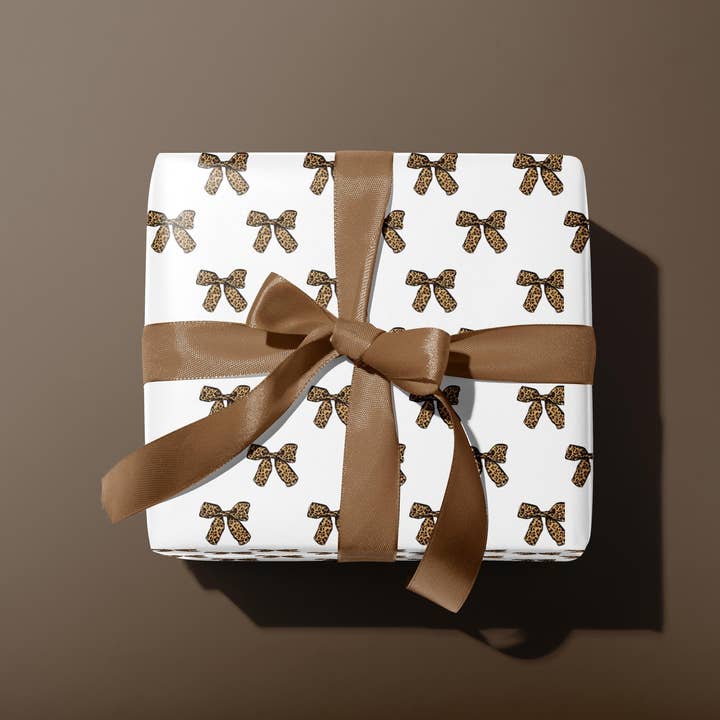 Papier Cadeau à Motif Léopard avec Nœud Fait sur Commande pour la vente par SB Paperie