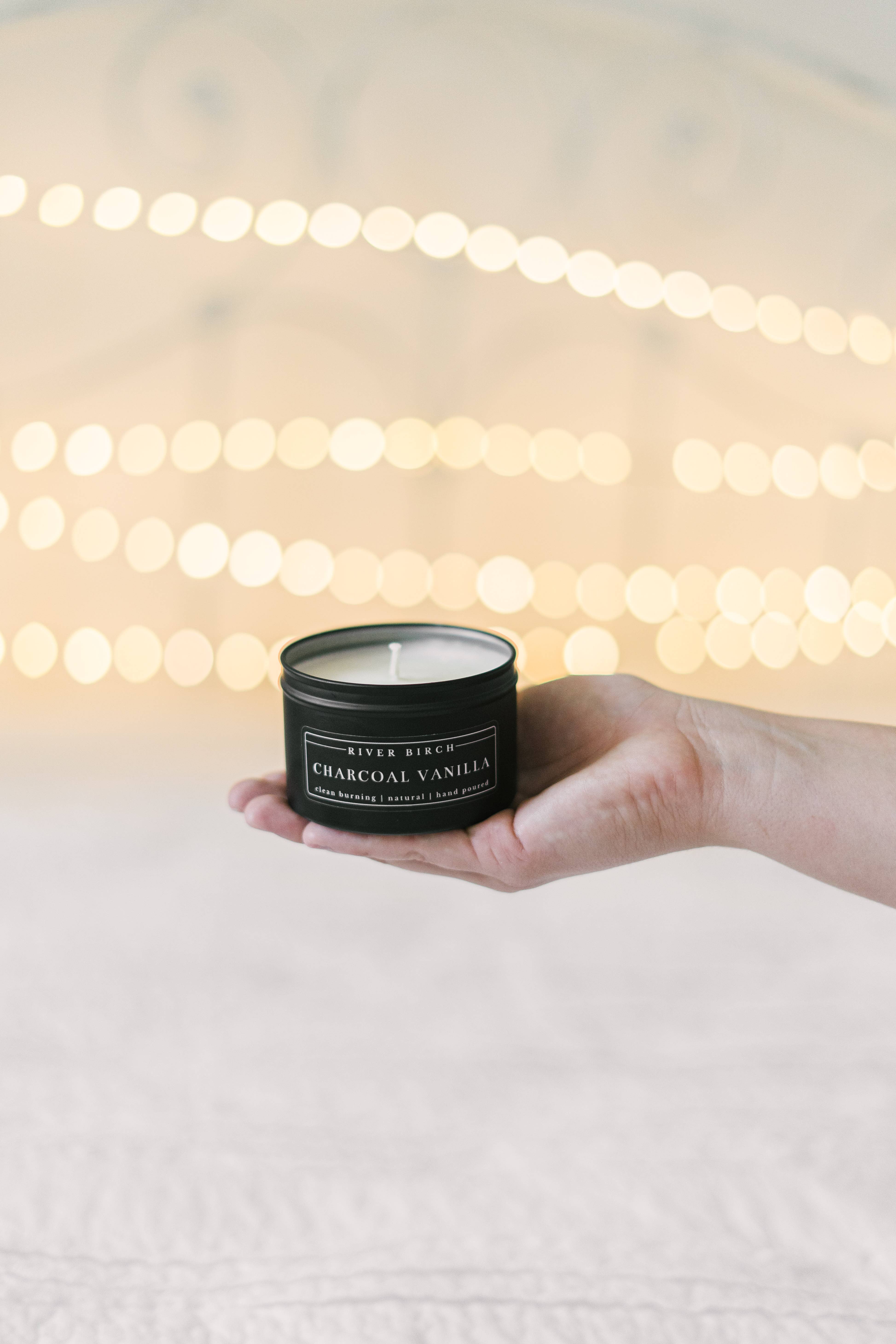 River Birch Candles – Engroshandel Rejsestearinlys – 8oz Charcoal Vanilla - Sort Tin Soy Candle2