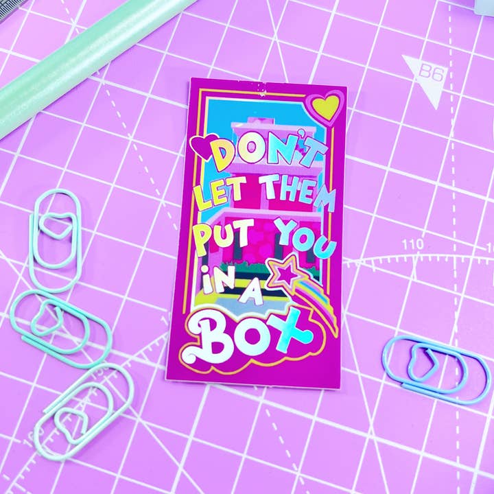 PEGATINA DE BARBIE NO DEJES QUE TE PONGAN EN UNA CAJA para venta al por mayor de Cor Blimey
