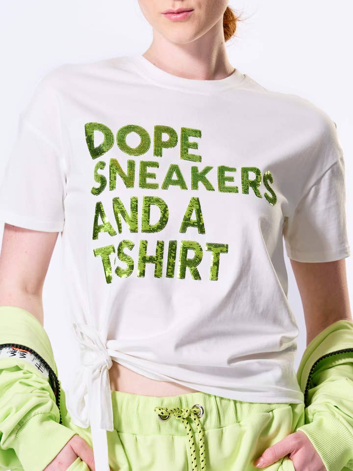 'Sneakers Dope... 'bianche e lime T-shirt con paillettes per la vendita all'ingrosso da parte di The Fifth Week