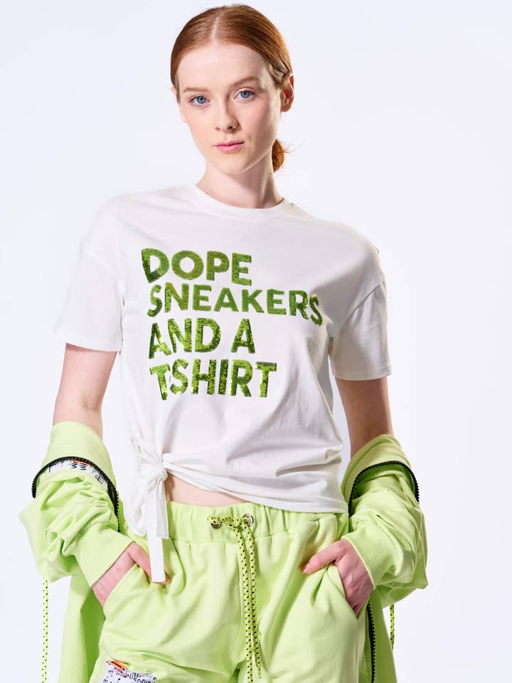 The Fifth Week - Vendita all'ingrosso Maglietta serigrafata - Donna - Maglietta 'Dope Sneakers...' bianca e nera con paillettes2