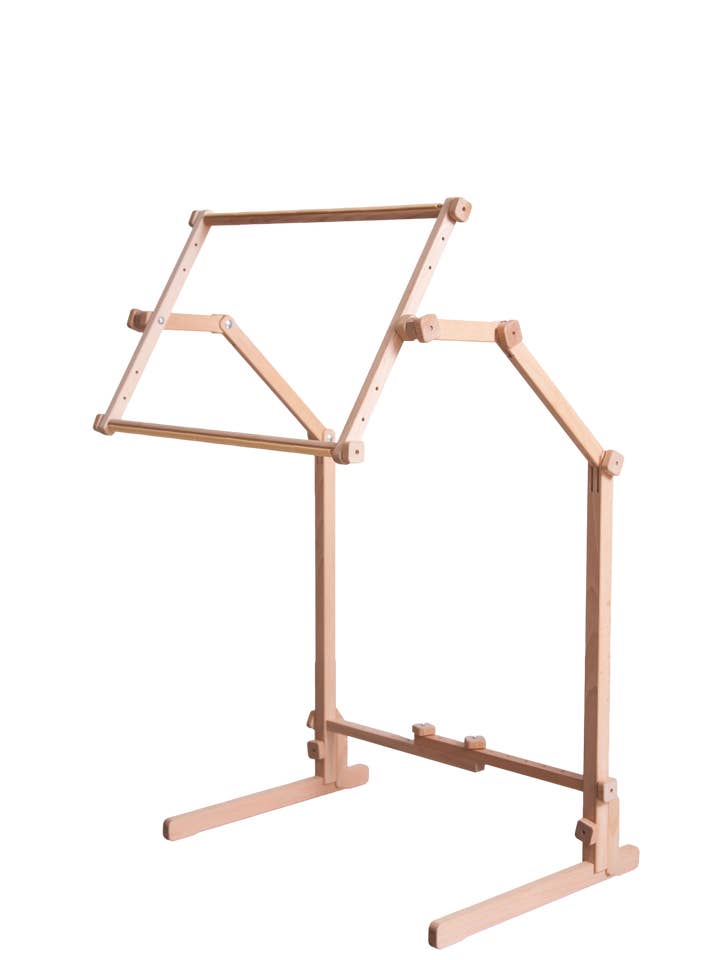 Support de broderie en bois sur pied type Grue 40x56 cm pour la vente par Wizardi