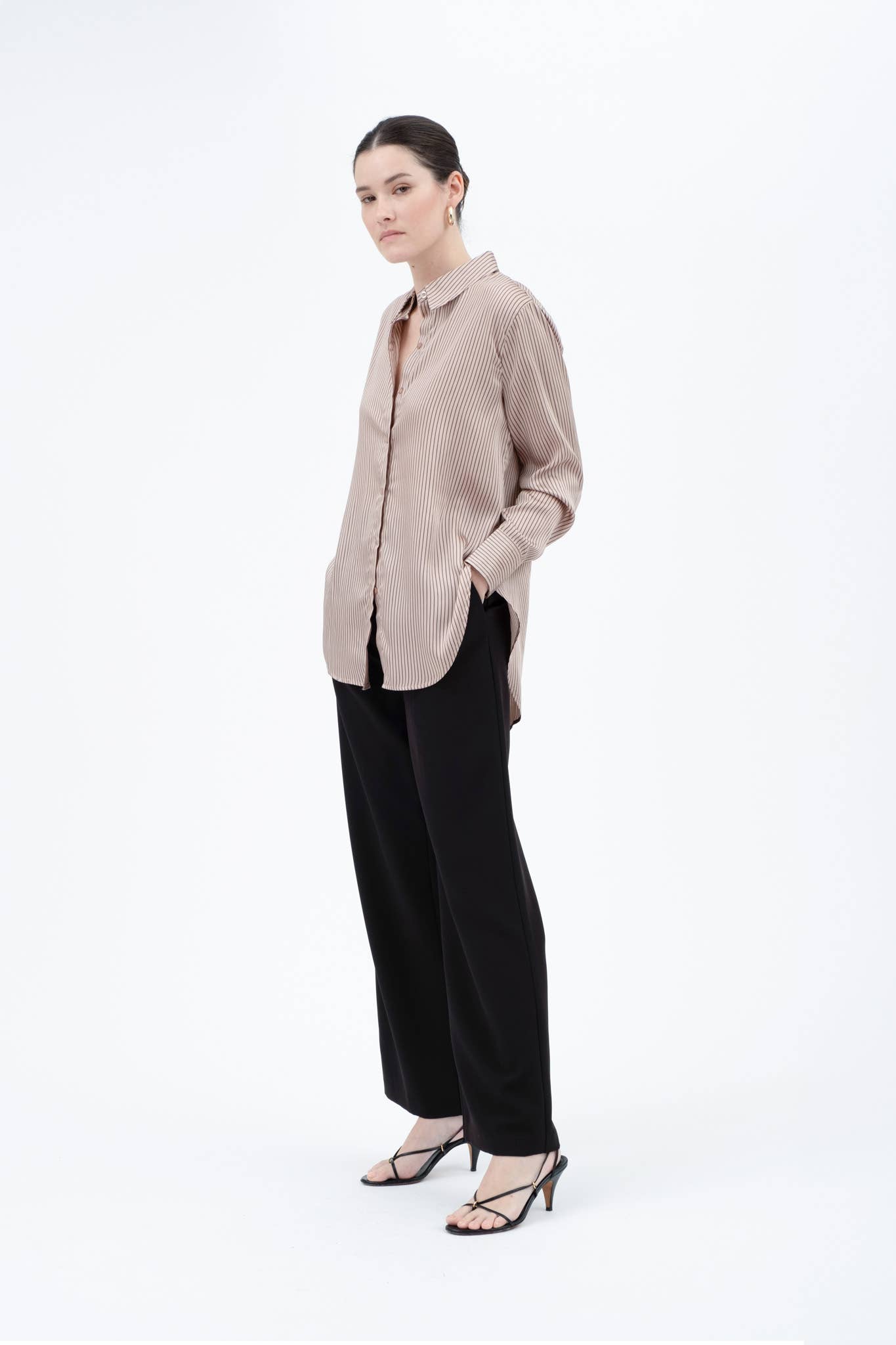 The Workshop Studio - Vente Chemisier – femme - CHEMISIER SATINÉ À MANCHES LONGUES À RAYURES FINES AVEC BOUTONS2