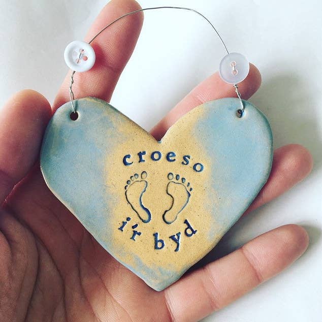 Corazón de cerámica hecho a mano - Regalo de bienvenida para bebé galés para venta al por mayor de Love & Lovelier
