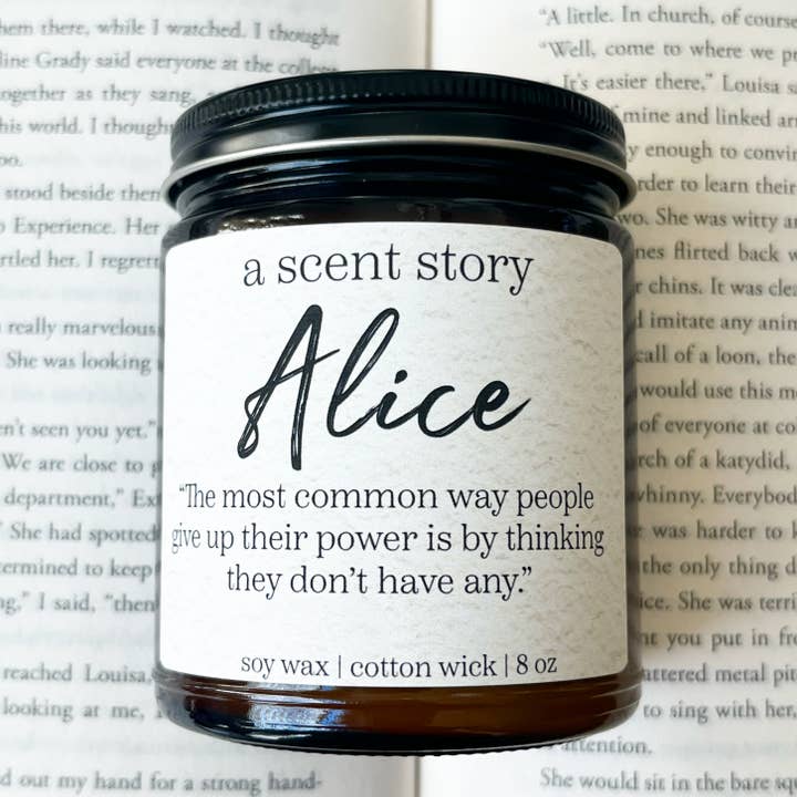 Alice | Vela Livresca | Citação | Autor | Cera de Soja, 9 oz por atacado de A Scent Story Candle Co