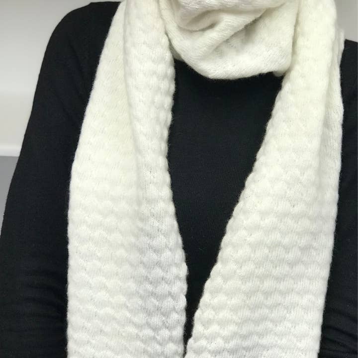 JBK Langgestrickter Bubble-Schal in Eisweiß für den Großhandel von Janet Byrne Knitwear