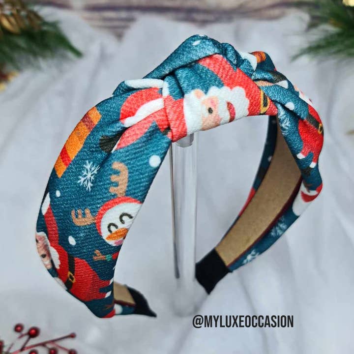 Diadema con nudo navideño con muñeco de nieve y Papá Noel para venta al por mayor de My Luxe Occasion