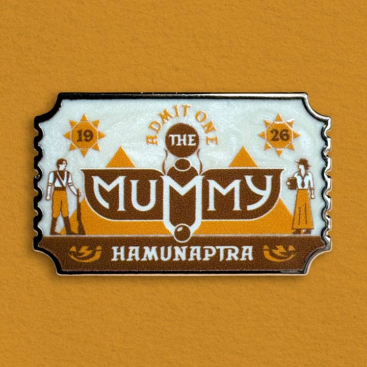 Spilla in smalto "The Mummy Ticket" per la vendita all'ingrosso da parte di MacGuffin Goods
