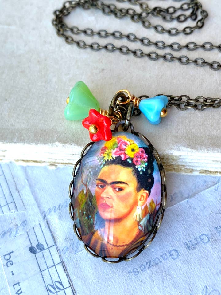 Collier Frida Cameo Pendentif d'artiste à breloques colorées pour la vente par Red Truck Designs