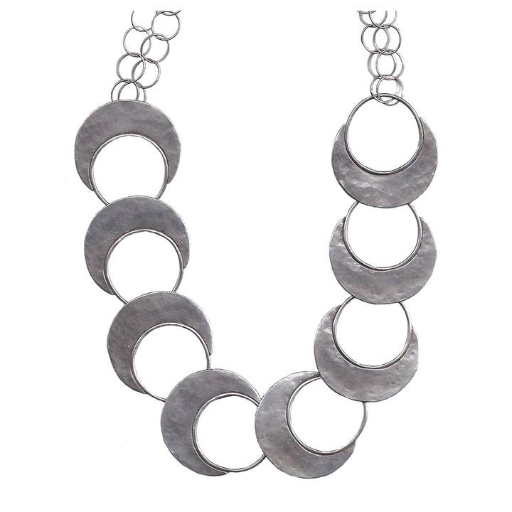 Halsband med hamrade cirklar för wholesale av Julia Britell Design