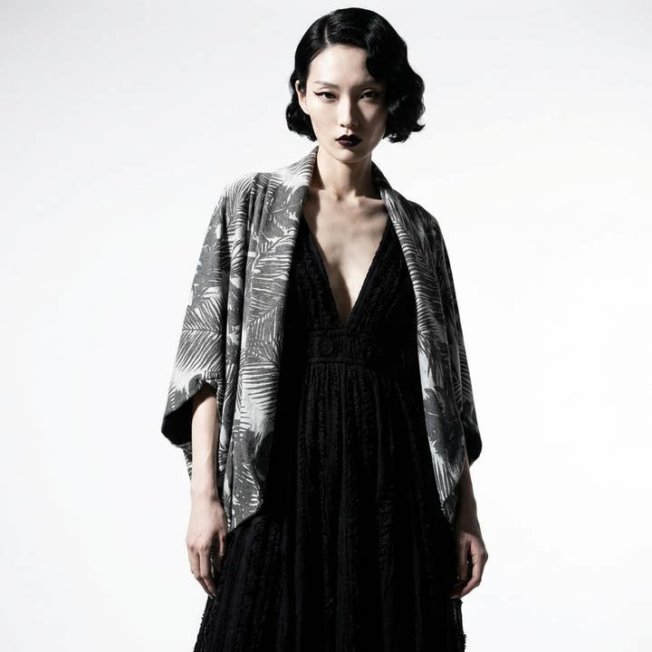 Veste ouverte surdimensionnée en cocon à feuilles de palmier grises pour la vente par Sumie Tachibana