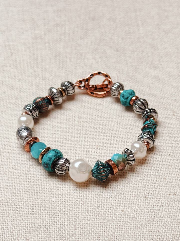 Bracelet en perles turquoise et argent – Bijoux superposés bohèmes pour la vente par Juniper Wish