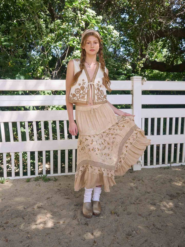 Blu Pepper - Wholesale Outerwear Vest - Women's - EMBROIDERY DETAIL FRONT TIE SLEEVELESS VEST 12