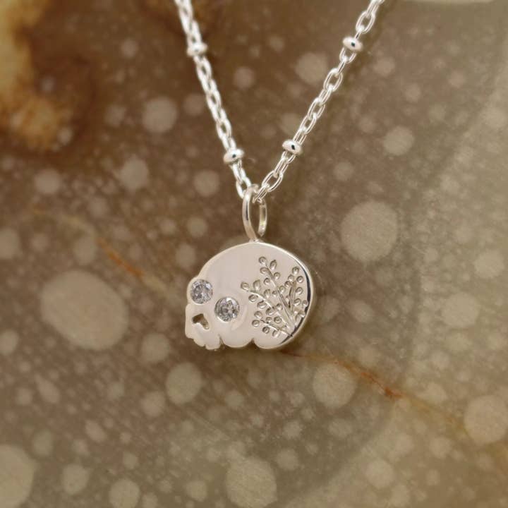 Emily Proudfoot – wholesale Hänge-/berlockhalsband – 'Mania' Dödskallehalsband med Krans och Diamant Ögon - Silver