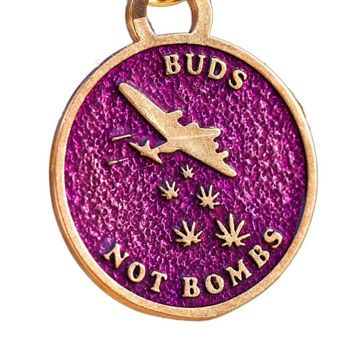 Collier Buds Not Bombs High Flyer en émail violet et brume sur chaîne à billes en laiton poli pour la vente par From War to Peace