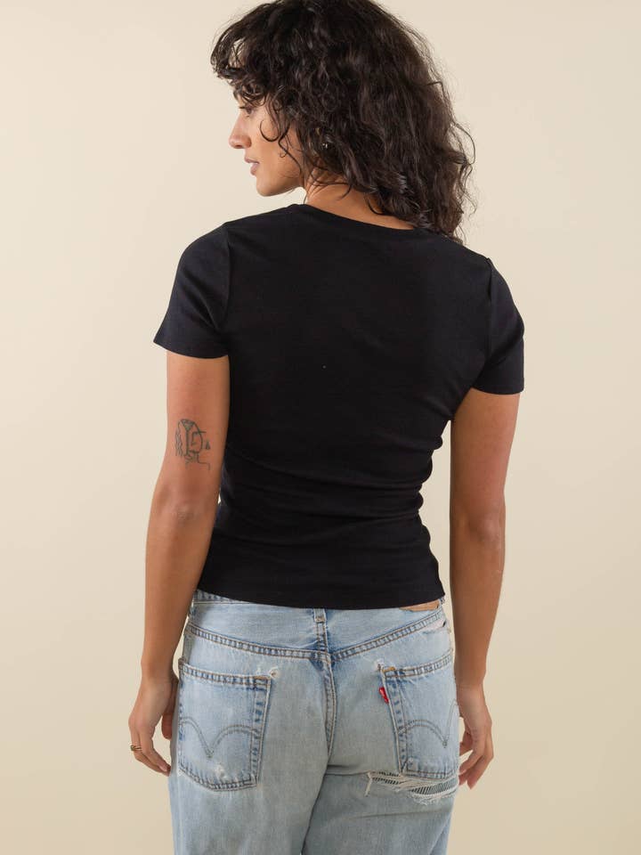 NLT – T-shirt – Mulher por atacado – Camiseta básica feminina NLT em malha canelada 1x1, tingida, comprimento regular5
