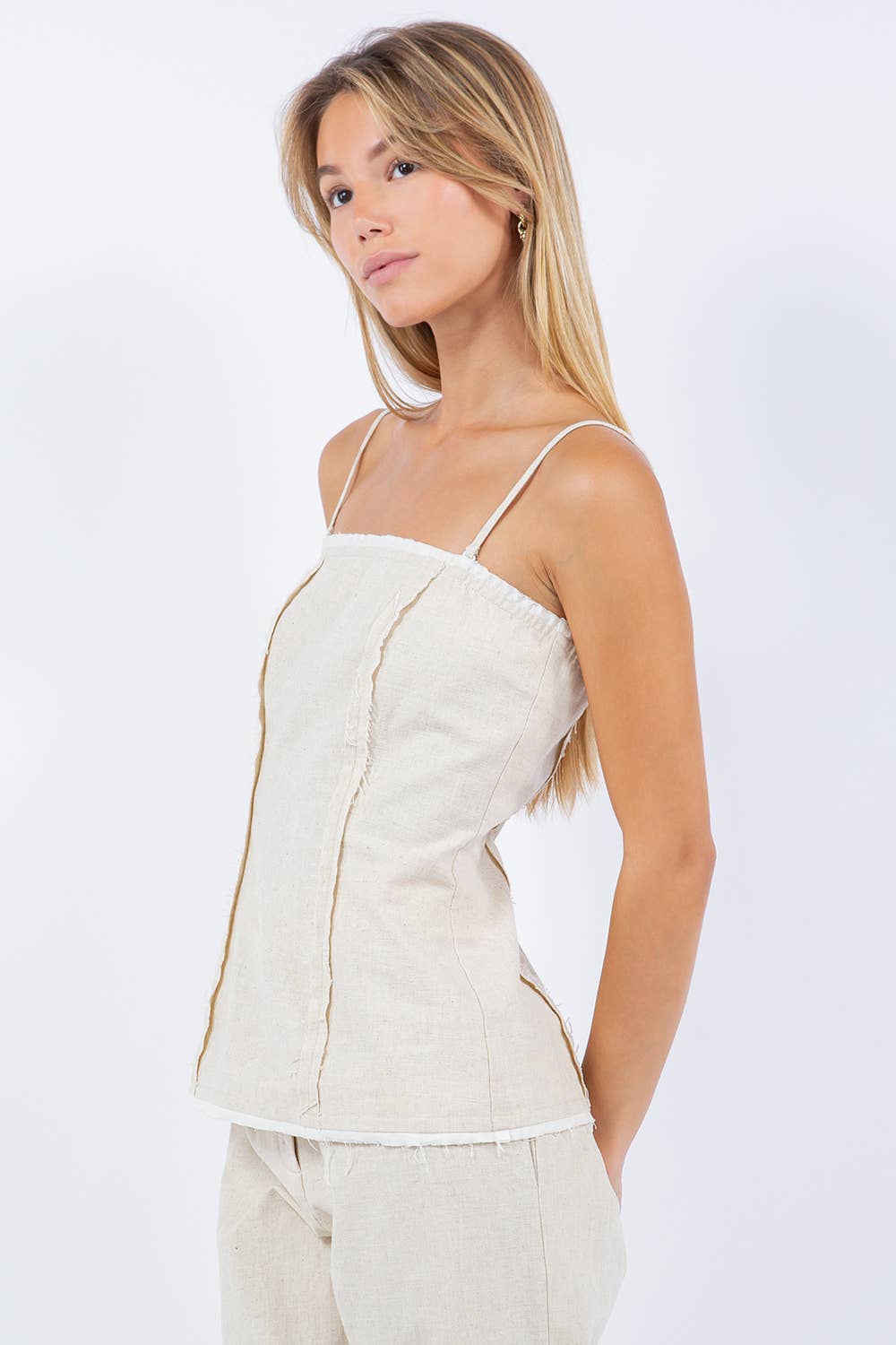 Whiteroom+Cactus – wholesale Blus - Dam – KONTRAST ÄRMLÖS TOPP2